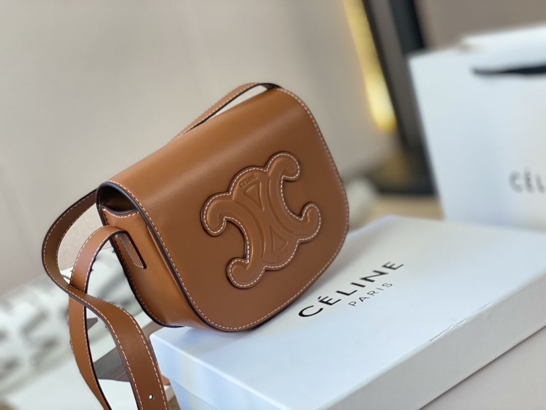 J0 藏不住了买了多年的 Celine 赛琳 小马鞍被复刻了 依旧延续经典的颜色 不用说肯定是 Celine 赛琳 家抢都抢不到下一个大爆款“ 中古款是少见的超温柔的奶茶色米花 Size 19*16 超级好搭配背起来简直绝了! !小巧又可爱 血槽已空 捂不住啦! ! !