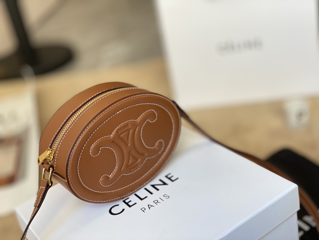 J0  Celine 赛琳  月饼包包 到手背上身敲好看 巴掌大的 Celine 赛琳 月饼包 阔阔耐耐 焦糖色也好适合秋冬 有多个孔可以调节长度部最短可以到腋下长可以放到屁股了 我调到腰的位置刚好 虽然小 但是也挺能装的。 日常的耳机 口红 粉饼 纸巾钥匙都可以同时放!!!但是但是但是 装不下大号手机 因为是硬的包包 很不好拿东西 拉链还会刮手所以 介意这点的一定慎拍哦 尺寸：18*13cm”},”title”:” Celine 赛琳  月饼包包 到手背上身敲好看 巴掌大的 Celine 赛琳 月饼包 阔阔耐耐 焦糖色也好适合秋冬 有多个孔可以调节长度部最短可以到腋下长可以放到屁股了 我调到腰的位置刚好 虽然小 但是也挺能装的。 日常的耳机 口红 粉饼 纸巾钥匙都可以同时放!!!但是但是但是 装不下大号手机 因为是硬的包包 很不好拿东西 拉链还会刮手所以 介意这点的一定慎拍哦 尺寸：18*13cm