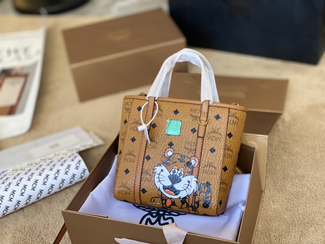 J5 MCM菜篮子 朋克兔联名款 实物真的很好看 限量手绘 有趣又可爱 经典包型 太好看啦 尺寸：20 19