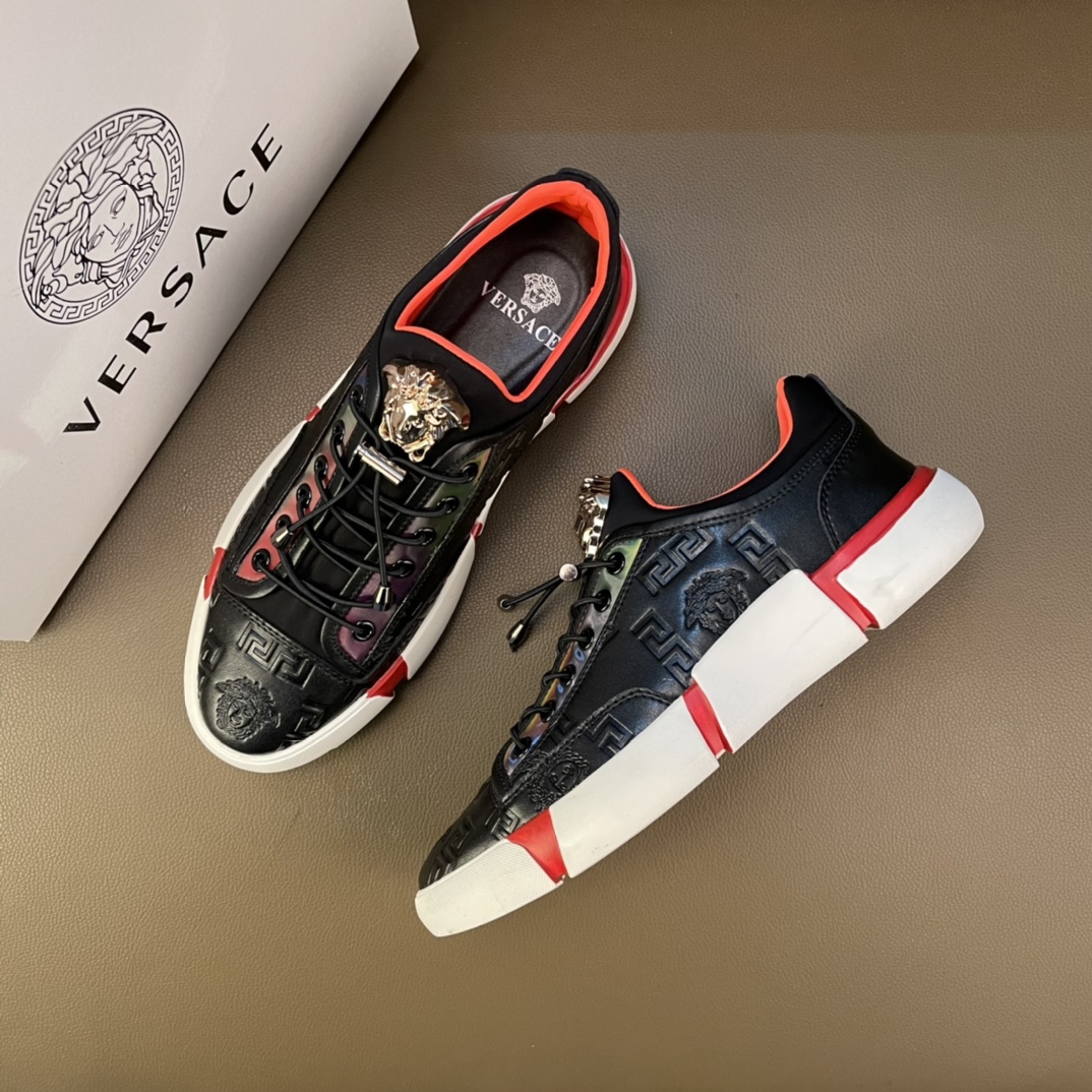 I5       最高品质范思哲VERSACE～独领风骚2⃣️0⃣️2⃣️2⃣️经典高帮懒人款，原版瓦莎琪荔牛皮鞋 鞋后跟霸气LOGO😍 材料：🐂进口头层小牛皮，毛绒内里🐑 欧美大师独特版面设计 完美打造专柜品质，懒人套脚设计 耐磨仿滑原版大底 运动跑步风设计 上脚独特的美， 💓范思哲原版鞋面复刻 英伦范儿 适合司机驾车外出🚗 绝对的焦点 高端 优雅.男鞋