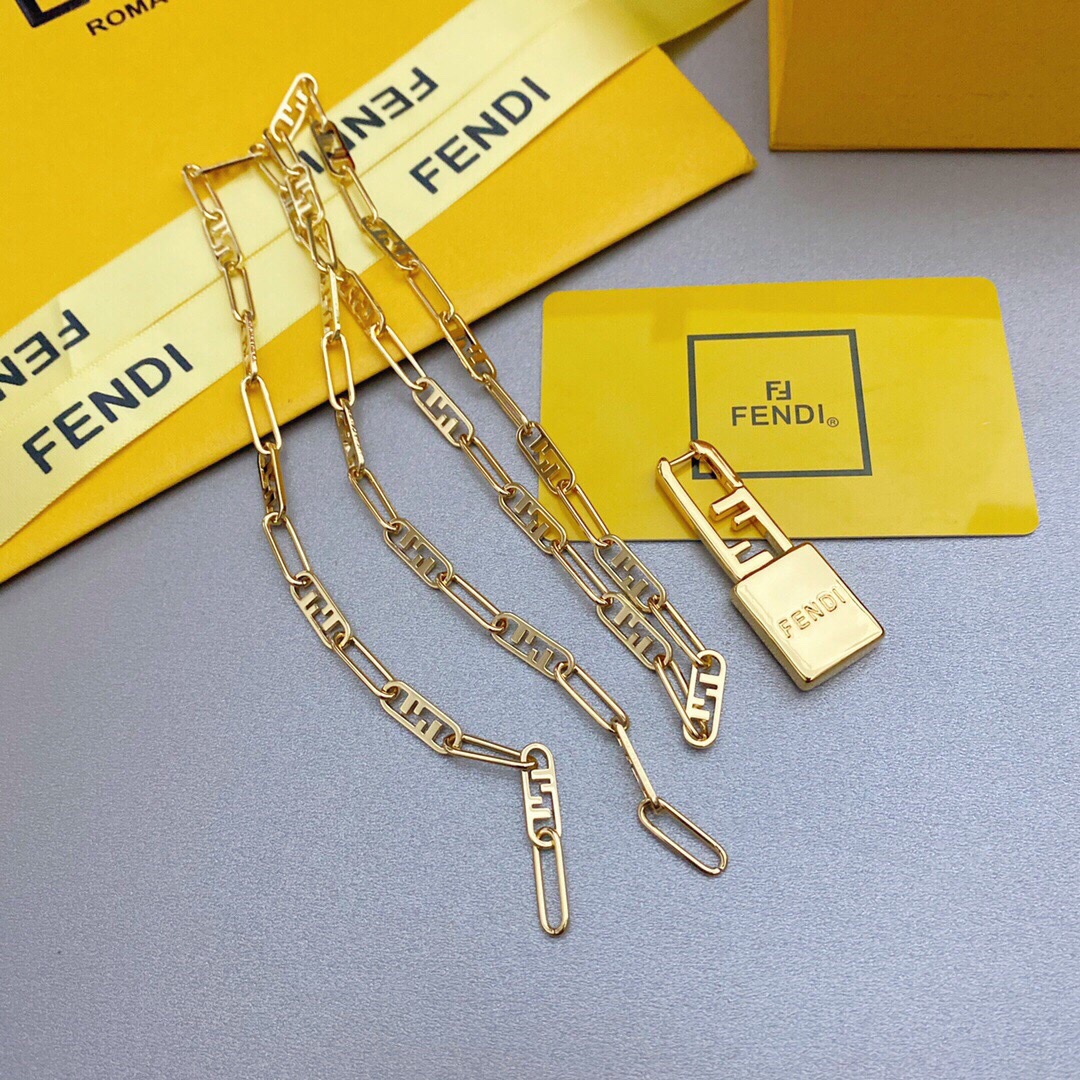 P90
👑Fendi 芬迪 2022新款上市 金属 锁头字母  项链 毛衣链 霸气十足 男女均可佩戴 精工打造原版一致黄铜材质 质感厚重 工艺精湛 黄金色 项链,