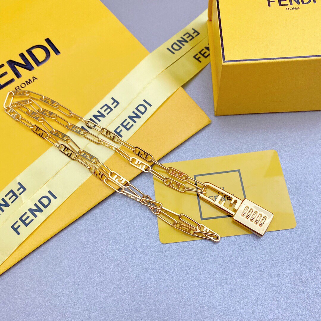 P90
👑Fendi 芬迪 2022新款上市 金属 锁头字母  项链 毛衣链 霸气十足 男女均可佩戴 精工打造原版一致黄铜材质 质感厚重 工艺精湛 黄金色 项链,