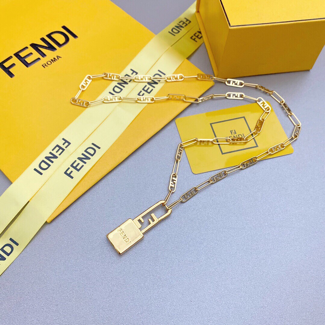 P90
👑Fendi 芬迪 2022新款上市 金属 锁头字母  项链 毛衣链 霸气十足 男女均可佩戴 精工打造原版一致黄铜材质 质感厚重 工艺精湛 黄金色 项链,