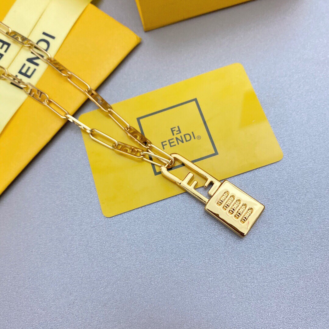 P90
👑Fendi 芬迪 2022新款上市 金属 锁头字母  项链 毛衣链 霸气十足 男女均可佩戴 精工打造原版一致黄铜材质 质感厚重 工艺精湛 黄金色 项链,