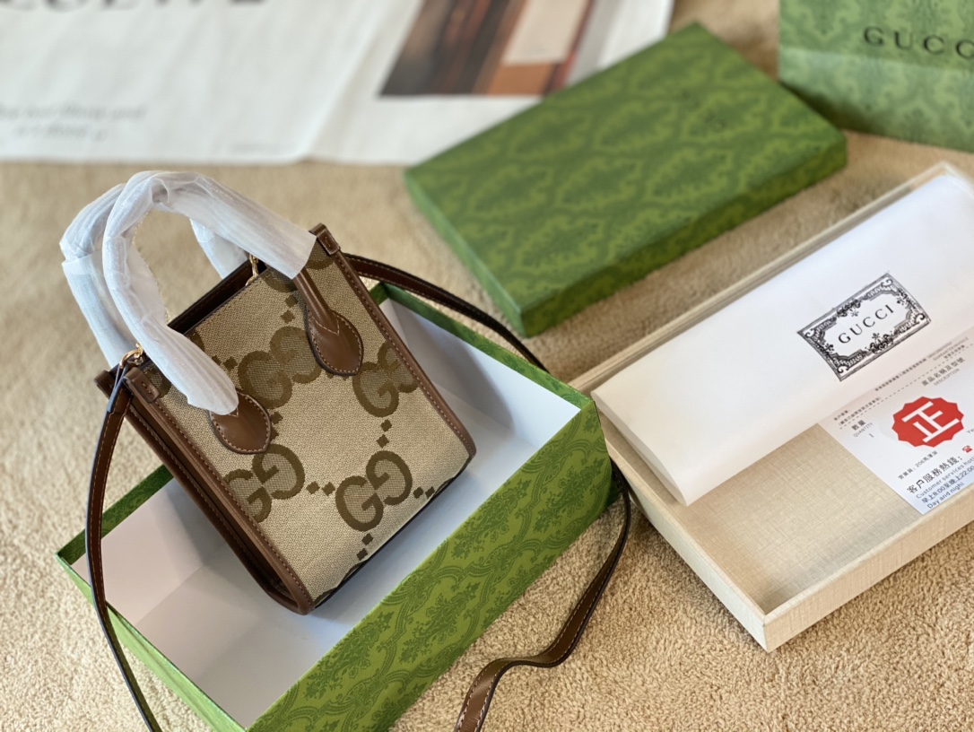 J0 Gucci 古奇 Gucci  风琴包这款盒子手机包 现今潮流趋势以及足够抢眼的撞色来理解。即便拿着它去搭配简约款式的服装，随便拗出来的造型都带着浓浓的年代感~尺寸：16*20