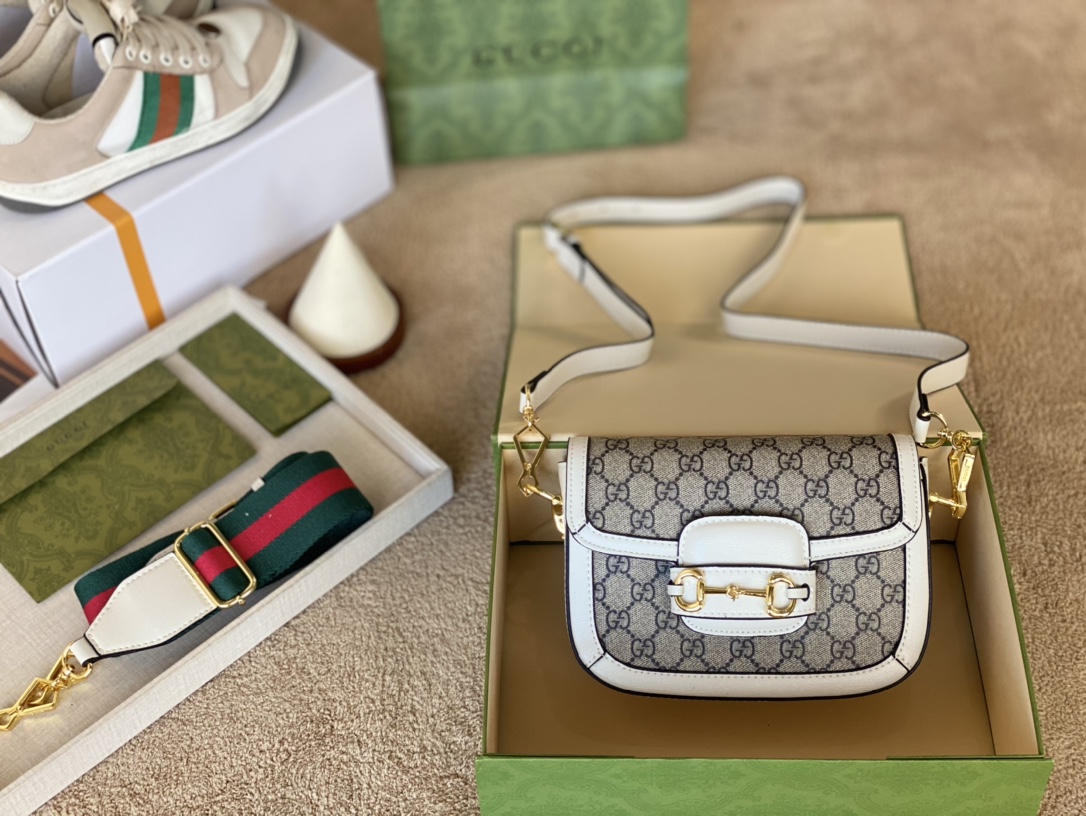 K0 牛仔马鞍包 这次GUCCI赢了!! 老花系列太圈粉 要说2021春夏最in的流行元素，那么必须有牛仔老花 了， 各大品牌像 Dior, LV,  Celine 赛琳 , ToryBurch， Coach等今年都有推出老花包包系列。 的近期Gucci也推出了2021春夏全新denim双G牛仔老花系列，足以说明今年老花元素绝对爆火，带大家看下此次的新品。 心复古优雅的牛仔印花和浓郁焦糖色的碰撞，简直就是画报里走出来的摩登女郎。也是杨幂，鹿晗，李宇春等明星的同款，时髦又有范。22*15cm”},”title”:”牛仔马鞍包 这次GUCCI赢了!! 老花系列太圈粉 要说2021春夏最in的流行元素，那么必须有牛仔老花 了， 各大品牌像 Dior, LV,  Celine 赛琳 , ToryBurch， Coach等今年都有推出老花包包系列。 的近期Gucci也推出了2021春夏全新denim双G牛仔老花系列，足以说明今年老花元素绝对爆火，带大家看下此次的新品。 心复古优雅的牛仔印花和浓郁焦糖色的碰撞，简直就是画报里走出来的摩登女郎。也是杨幂，鹿晗，李宇春等明星的同款，时髦又有范。22*15cm