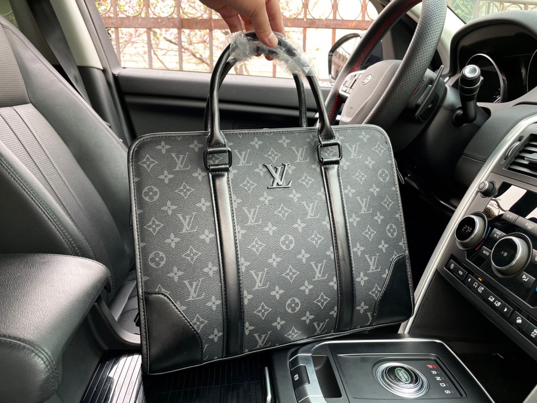 K0 高端货 “ Gucci 古奇  ”公文包黑花 顶级进口原厂面料 超高清五金logo标志、专用里内里。 超顺滑拉链、油边超平滑、 做工精致每个细节到位潮男必备款。 xy10256规格38/29/6。p230″},”watermark”:”