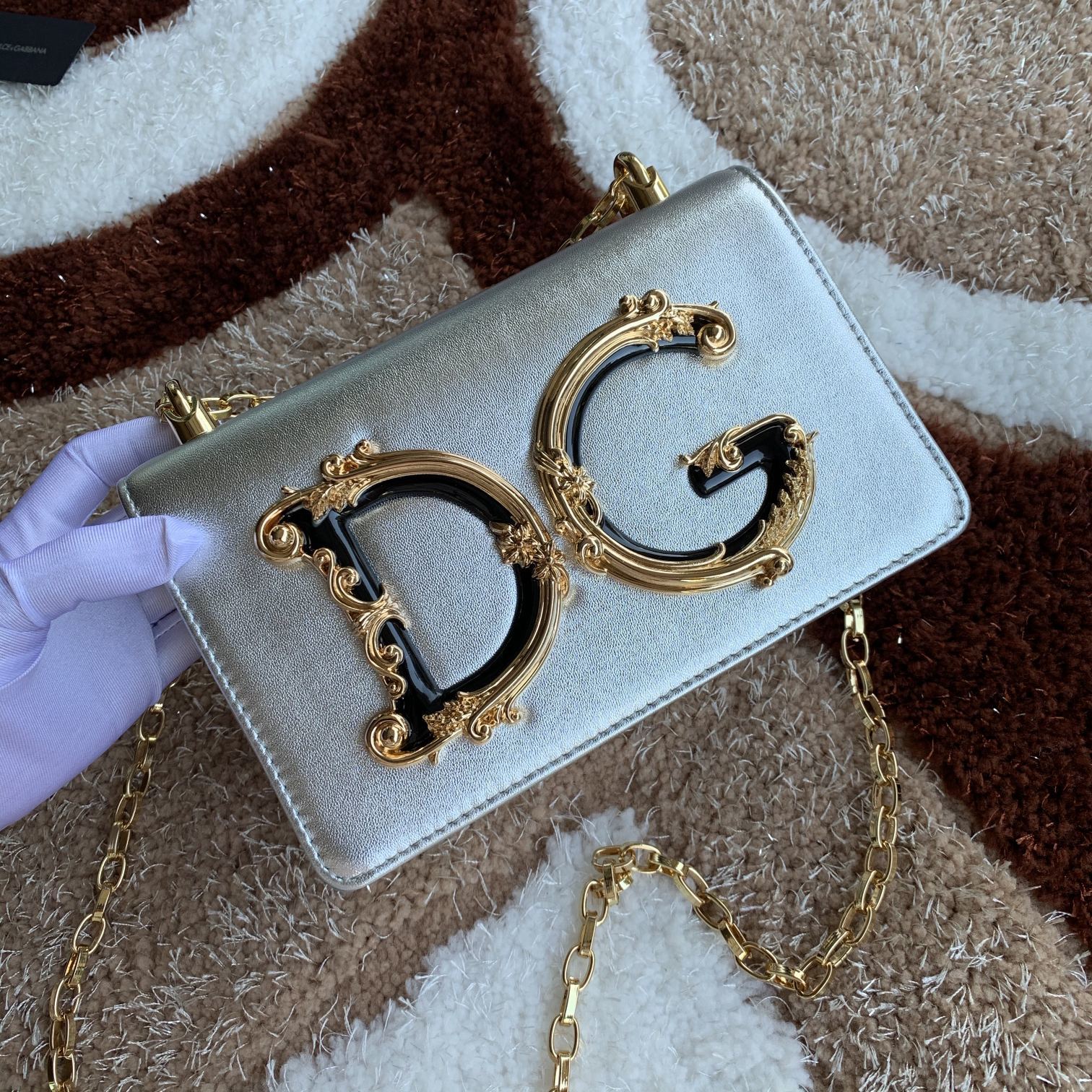 Dolce&Gabbana杜嘉班纳顶级原单细腻手工制造系列斜挎包采用进口原材料正面点缀树脂底镀真金DG徽