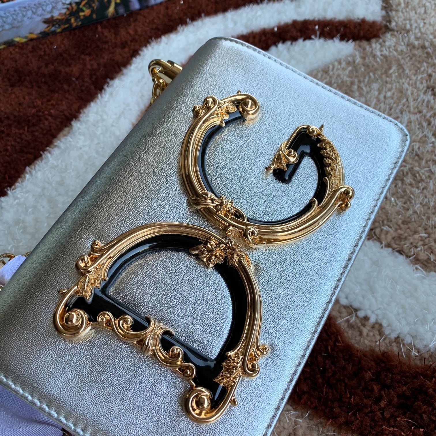 Dolce&Gabbana杜嘉班纳顶级原单细腻手工制造系列斜挎包采用进口原材料正面点缀树脂底镀真金DG徽