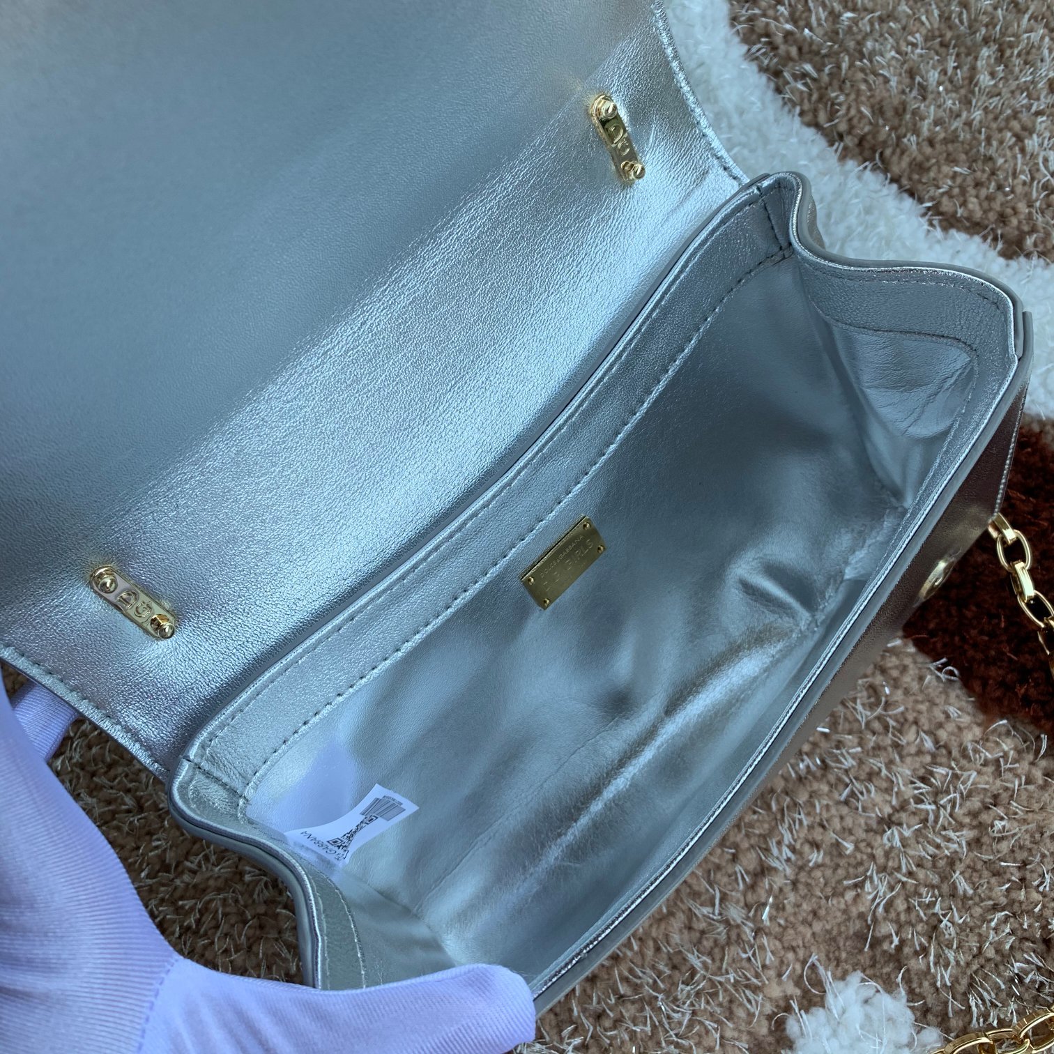 Dolce&Gabbana杜嘉班纳顶级原单细腻手工制造系列斜挎包采用进口原材料正面点缀树脂底镀真金DG徽
