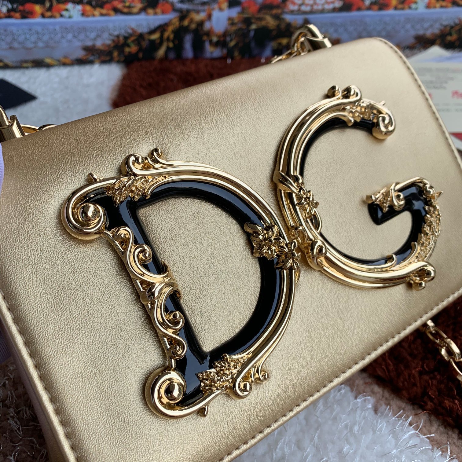 Dolce&Gabbana杜嘉班纳顶级原单细腻手工制造系列斜挎包采用进口原材料正面点缀树脂底镀真金DG徽
