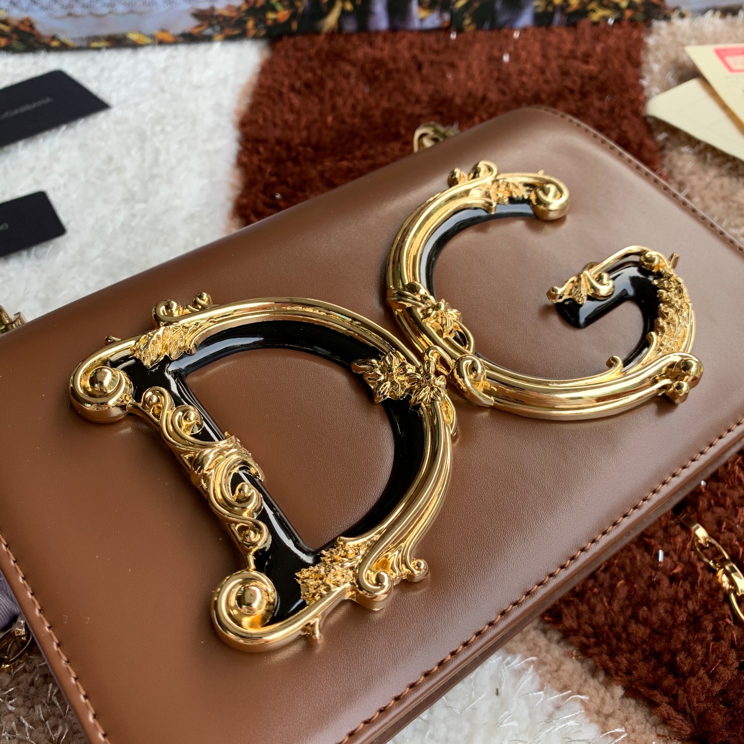 Dolce&Gabbana杜嘉班纳顶级原单细腻手工制造系列斜挎包采用进口原材料正面点缀树脂底镀真金DG徽