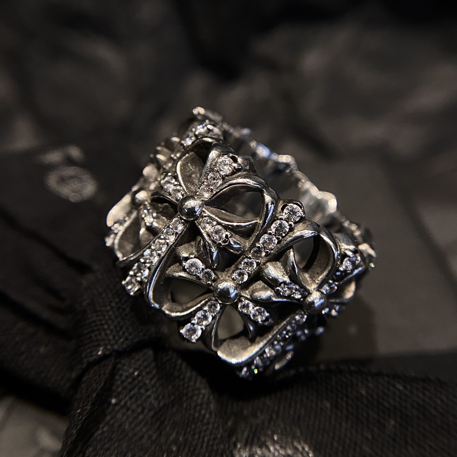 Chrome Hearts 𝐂𝐡𝐫𝐨𝐦𝐞 𝐡𝐞𝐚𝐫𝐭𝐬克罗心镶石圆型墓葬戒