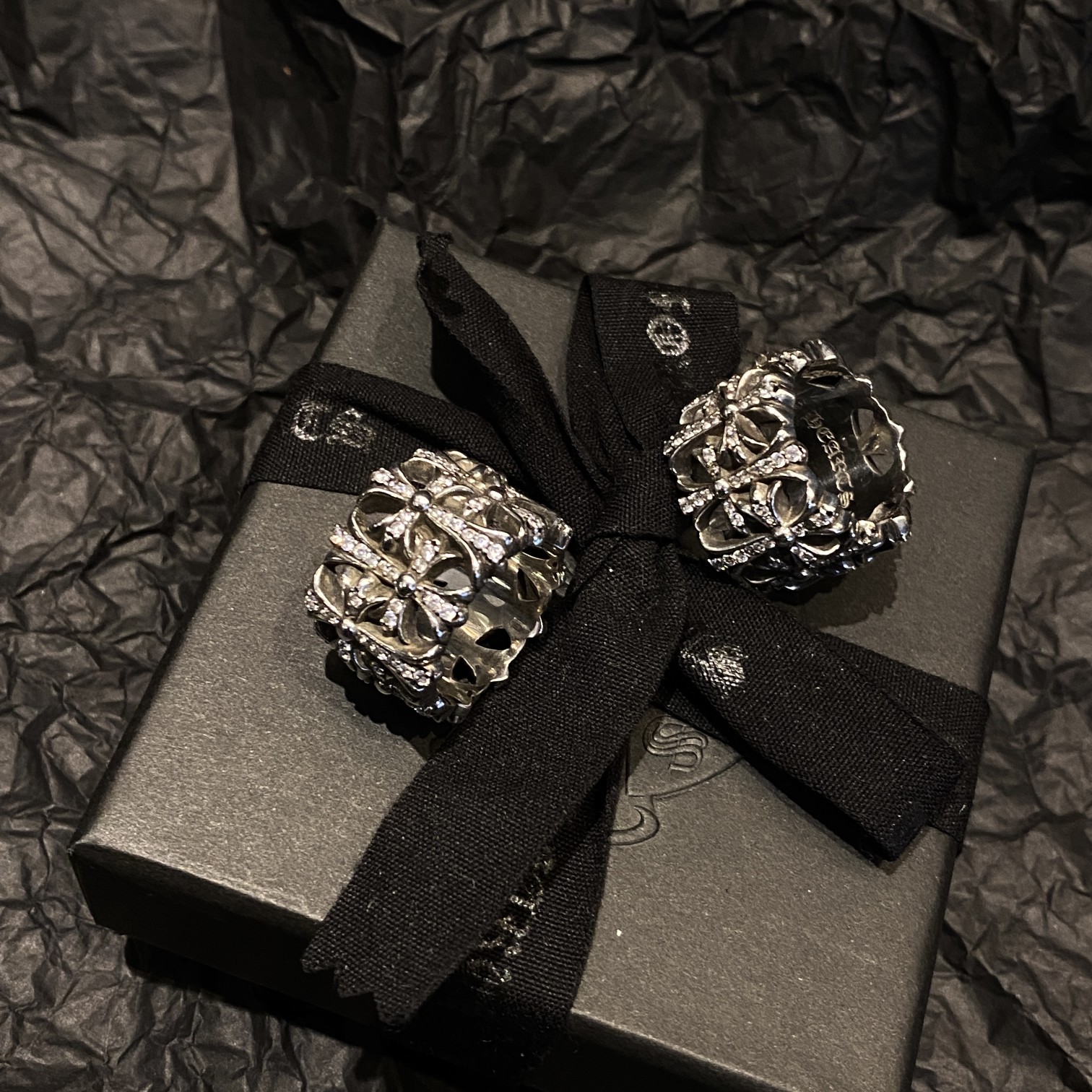 Chrome Hearts 𝐂𝐡𝐫𝐨𝐦𝐞 𝐡𝐞𝐚𝐫𝐭𝐬克罗心镶石圆型墓葬戒