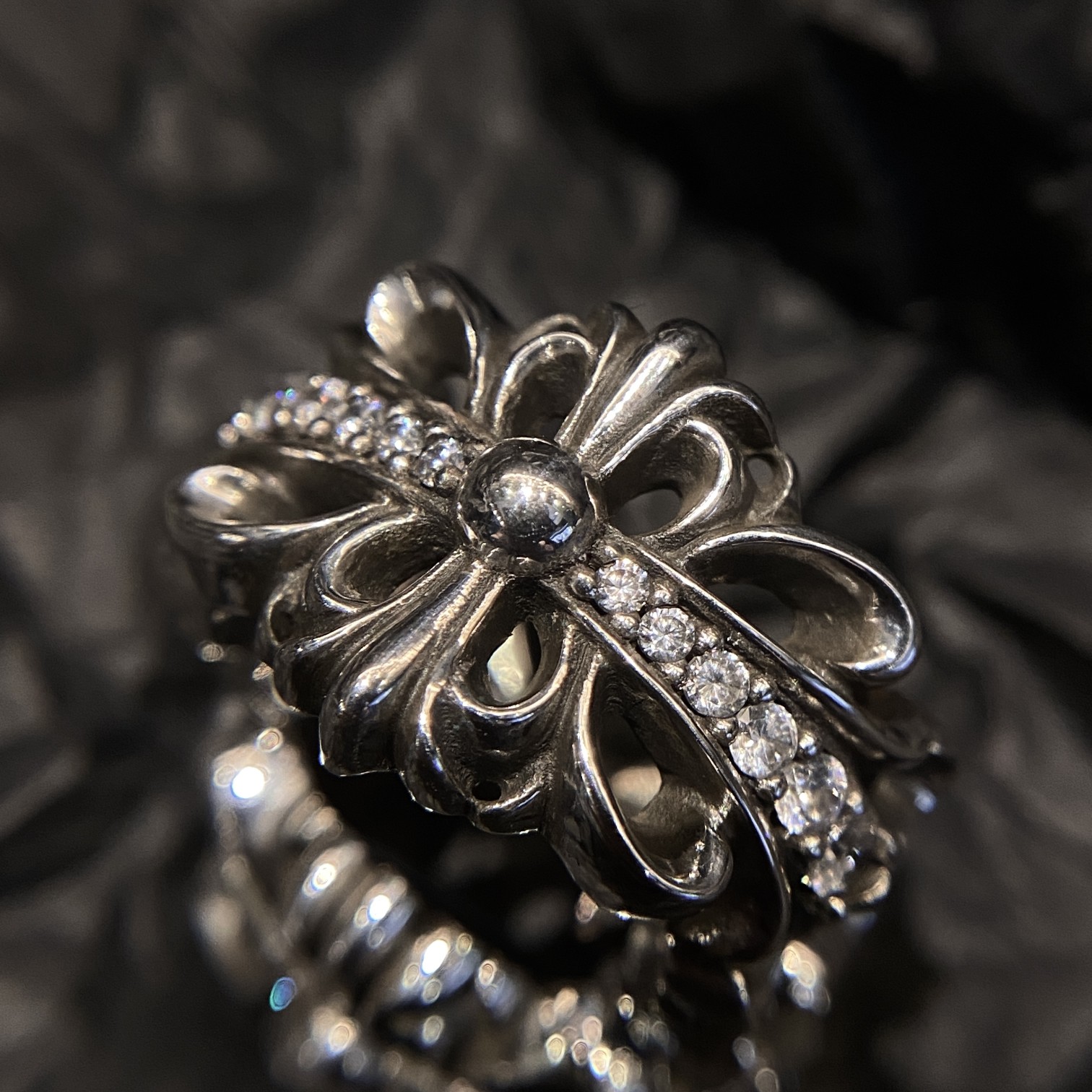 Chrome Hearts 𝐂𝐡𝐫𝐨𝐦𝐞 𝐡𝐞𝐚𝐫𝐭𝐬克罗心镶石鸢尾花戒指