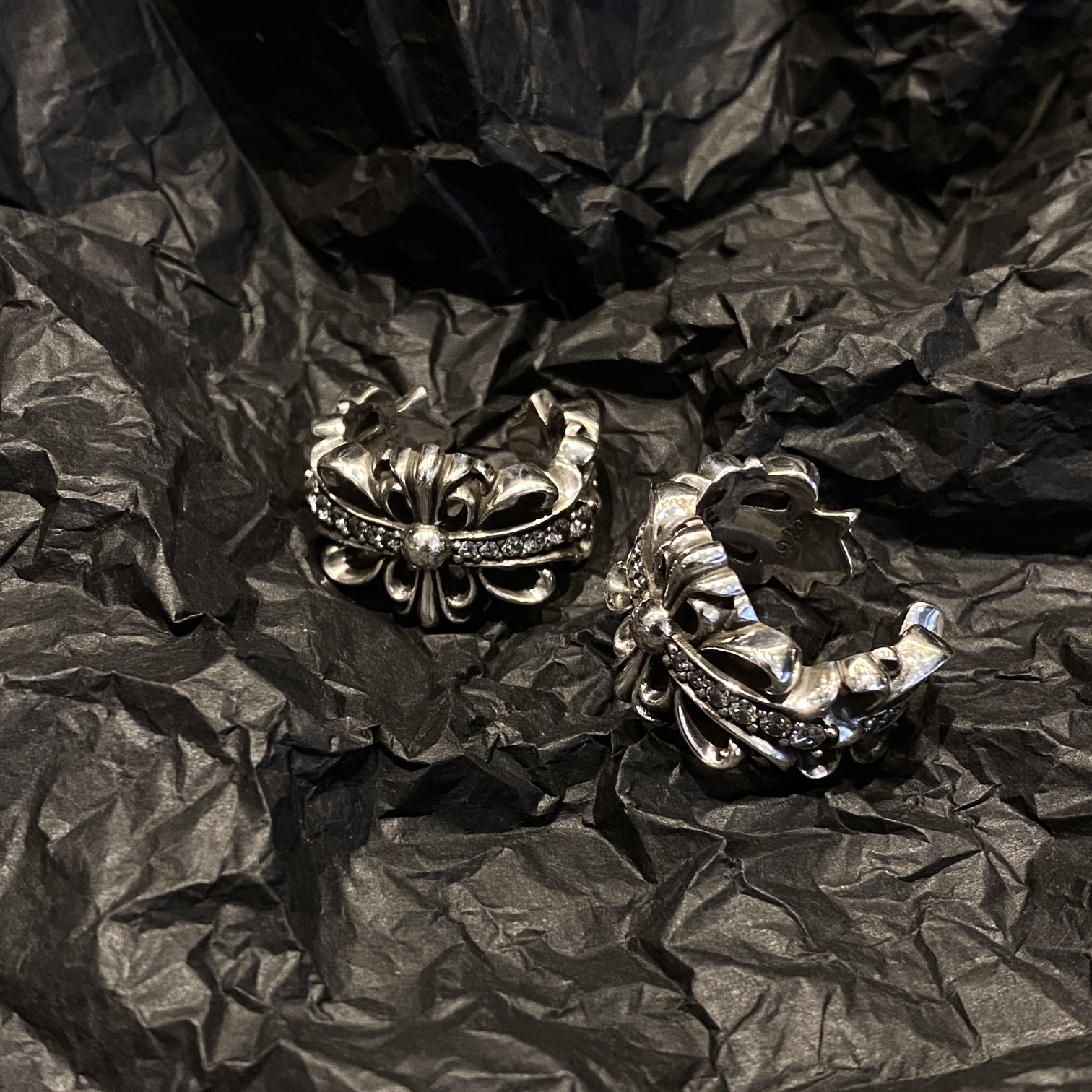 Chrome Hearts 𝐂𝐡𝐫𝐨𝐦𝐞 𝐡𝐞𝐚𝐫𝐭𝐬克罗心镶石鸢尾花戒指