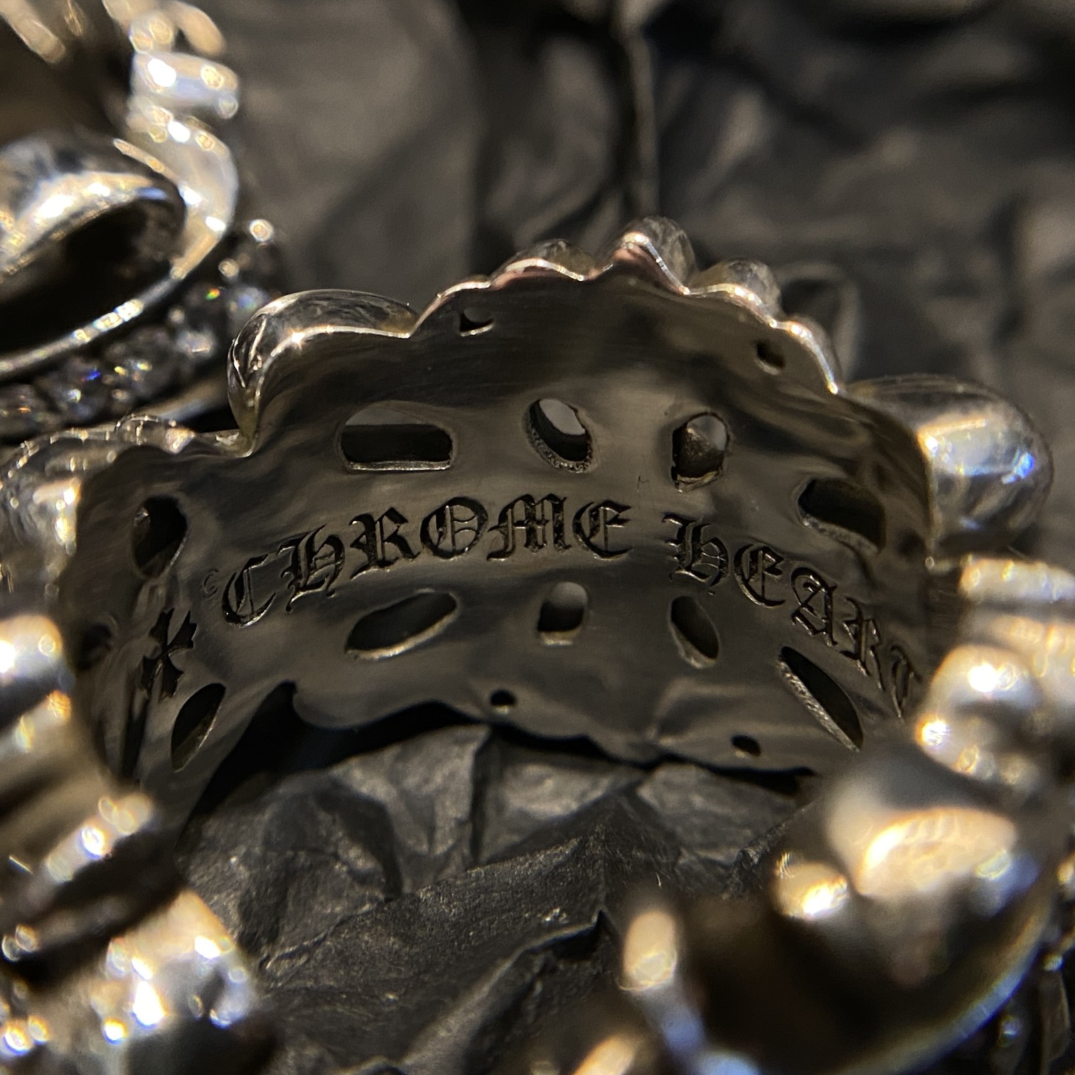 Chrome Hearts 𝐂𝐡𝐫𝐨𝐦𝐞 𝐡𝐞𝐚𝐫𝐭𝐬克罗心镶石鸢尾花戒指