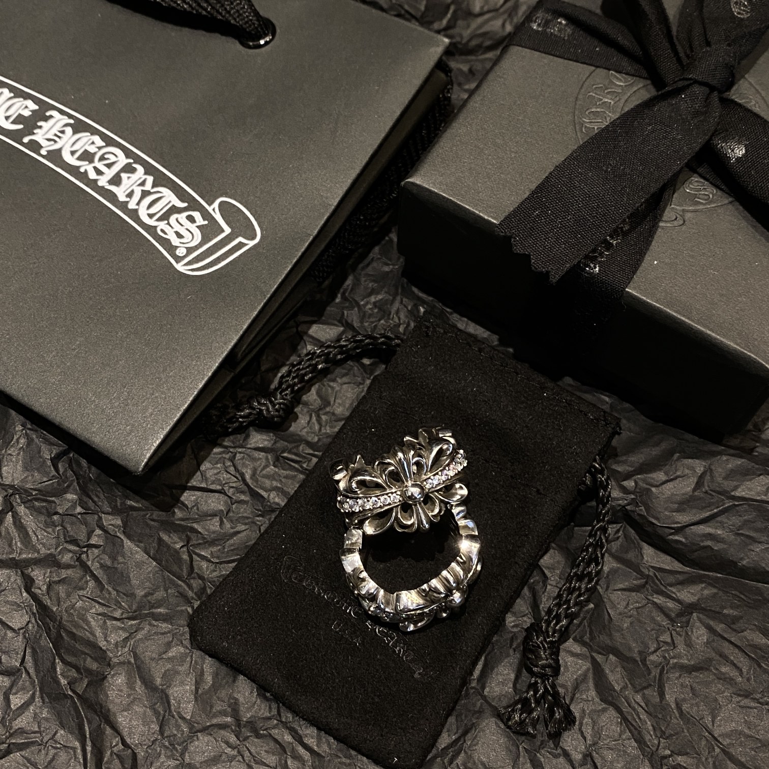Chrome Hearts 𝐂𝐡𝐫𝐨𝐦𝐞 𝐡𝐞𝐚𝐫𝐭𝐬克罗心镶石鸢尾花戒指