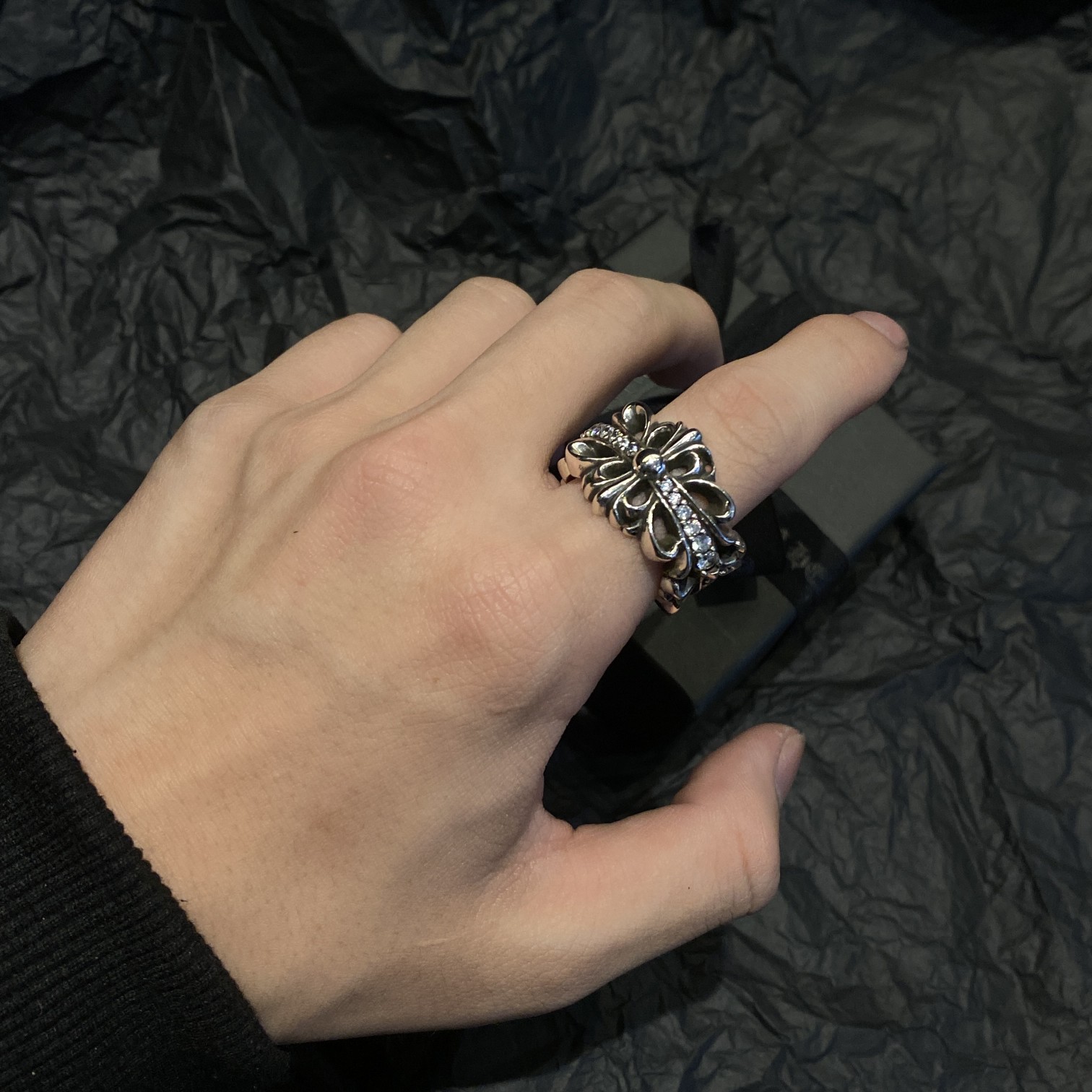 Chrome Hearts 𝐂𝐡𝐫𝐨𝐦𝐞 𝐡𝐞𝐚𝐫𝐭𝐬克罗心镶石鸢尾花戒指