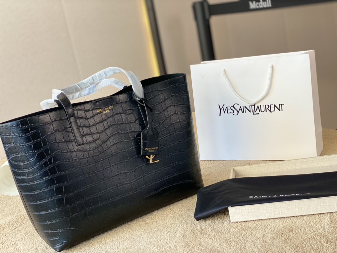 K0 Saint Laurent 圣罗兰 YSL 购物袋。 属实不得不赞叹“她”真的很美洋气美妞/街拍人，时尚潮女都必备的出街款全新设计全新面料演绎全新哑光 鹿皮纹面料 手感质感都超棒这款包车线多 咱家追求均匀 对齐，超级显档次容量足够内里还带拉链暗袋各种衣衣搭配还是出席各路场合，都ok速度来一只吧强烈推荐尺寸 36 27