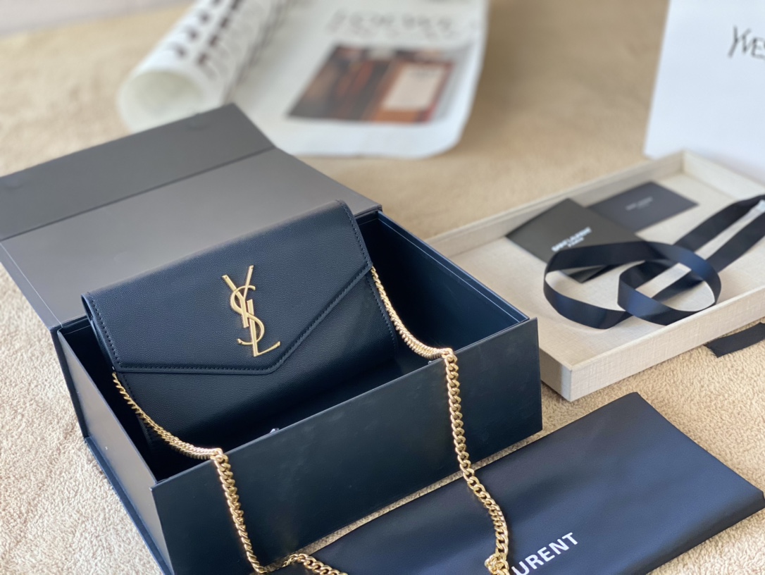 K0 WOC黑链条包信封包 Saint Laurent 圣罗兰 家当之无愧的入门经典款圣罗兰 超级耐燥这个皮质真的是我最爱的皮质之一不怕刮牛皮的纹理也有质感 相比金链我更喜欢链非常耐看 链条收包里可以完美当成手包一包两用简直赚到啦 作为一个超大卡包不是很能装是肯定的不能装太厚的东西出门带几张卡带个口红粉饼是没问题的22*15 cm 配盒