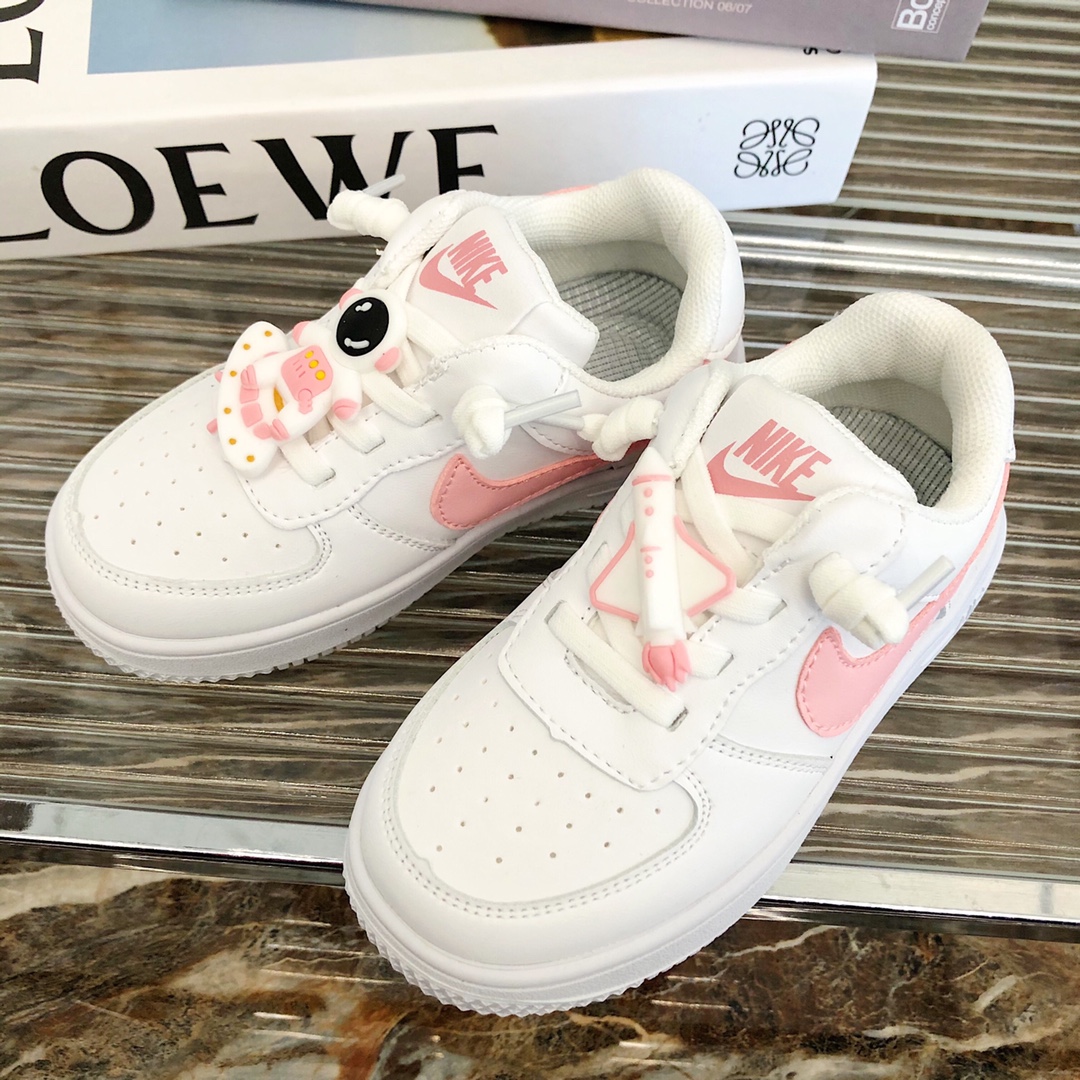 特价 空军一号宇航员可乐童鞋 尺码:26-37码 小朋友的太空梦,宇宙英雄宇航员绝对不能错过‼️ 这款我太喜欢了,小小宇航员太棒了❗️颜值天花板哪😎配色也是很清新很阳光❗️一脚蹬的,轻便好穿好打理💥-选品中心