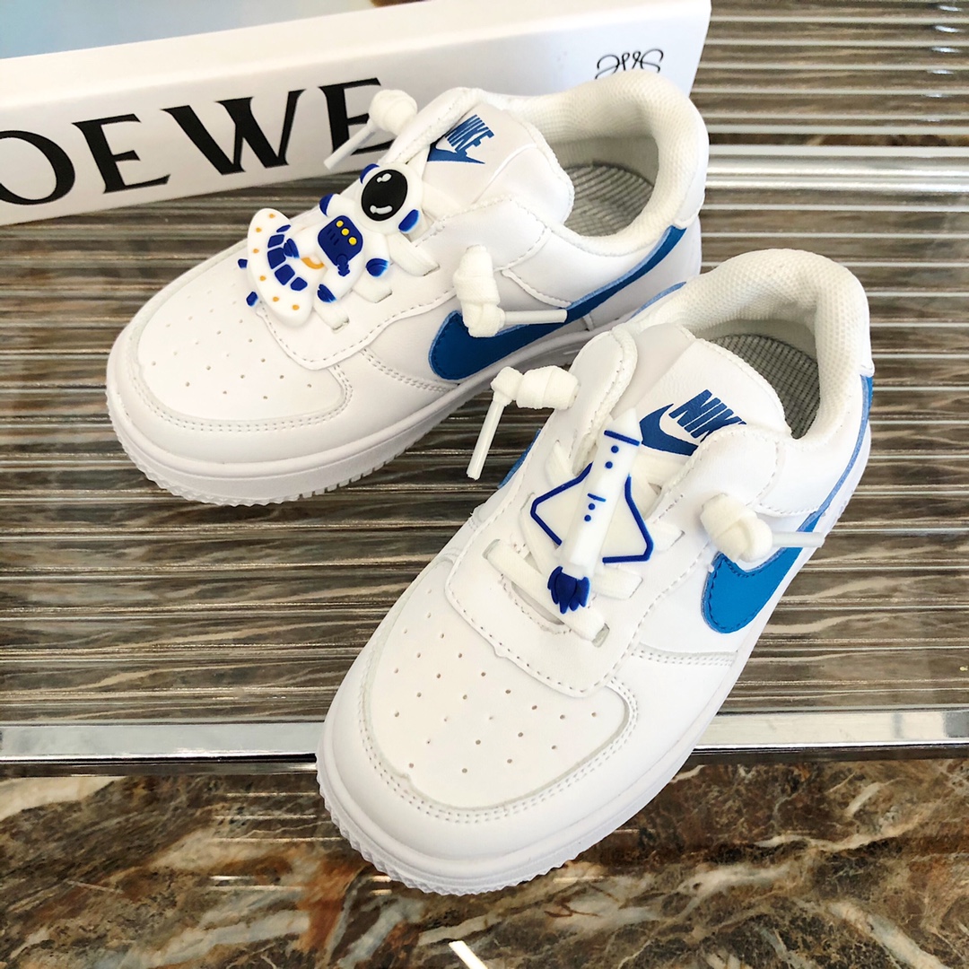 特价 空军一号宇航员可乐童鞋 尺码:26-37码 小朋友的太空梦,宇宙英雄宇航员绝对不能错过‼️ 这款我太喜欢了,小小宇航员太棒了❗️颜值天花板哪😎配色也是很清新很阳光❗️一脚蹬的,轻便好穿好打理💥-选品中心