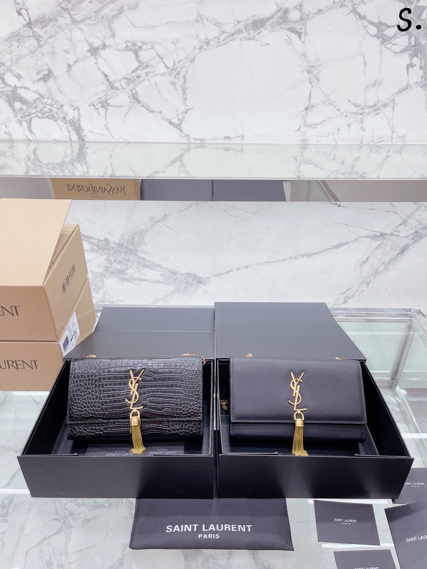 L0  Saint Laurent 圣罗兰 YSL  链条包 KATE CHAIN AND TASSEL BAG IN TEXTURED LEATHER 最新最佳最实用的尺寸20cm这个系列最核心的设计便是Y家 Logo，当年Yves Saint Laurent先生邀请海报艺术家Cassandre设计，三个字母叠加在一起简约又前卫。百分百进口牛皮压鱼子酱纹路，耐磨耐刮绝对是永恒的经典没有一个Y家的流苏包都不敢说自己潮 尺寸：25cm