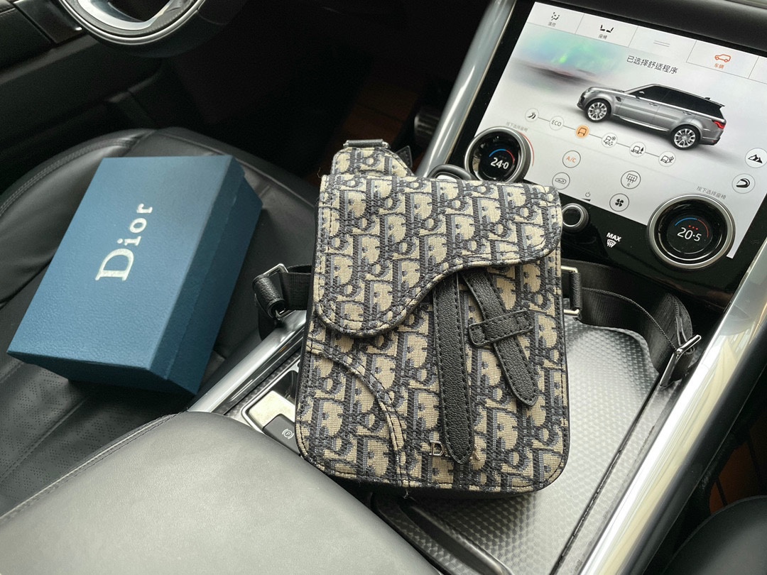 J0 高端货 “ Dior  迪奥 ”单肩包 进口原厂帆布面料 超高清五金logo标志、 专用里内里。超顺滑拉链、 油边超平滑、 做工精致每个细节到位 潮男必备款。 配：礼品盒规格16/20/4。p175