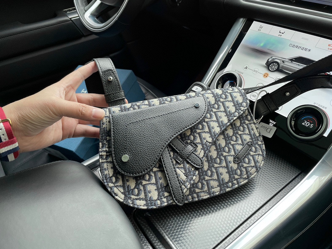 J5 高端货 “ Dior  迪奥 ”单肩包 进口原厂帆布面料 超高清五金logo标志、 专用里内里。超顺滑拉链、 油边超平滑、 做工精致每个细节到位 潮男必备款。 配：礼品盒规格23/15/3。p215