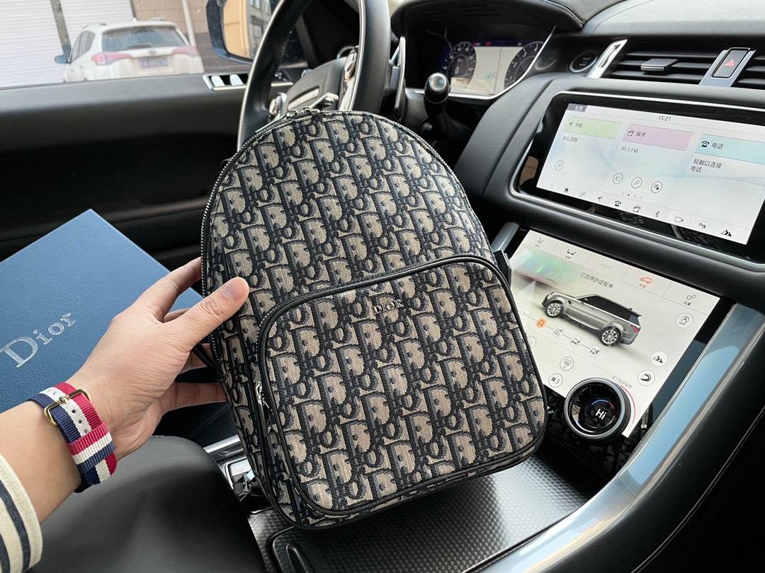 K0 高端货 “ Dior  迪奥 ”胸包 进口原厂帆布面料 超高清五金logo标志、 专用里内里。超顺滑拉链、 油边超平滑、 做工精致每个细节到位 潮男必备款。 配：礼盒。规格21/32/10。p235