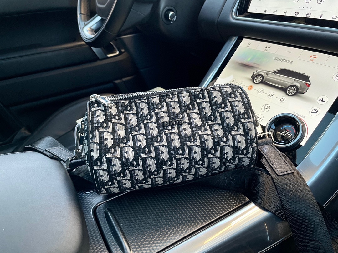 J0 高端货 “ Dior  迪奥 ”枕头包 进口原厂帆布面料 超高清五金logo标志、 专用里内里。超顺滑拉链、 油边超平滑、 做工精致每个细节到位 潮男必备款。 配：礼品盒规格24/20/8。p185