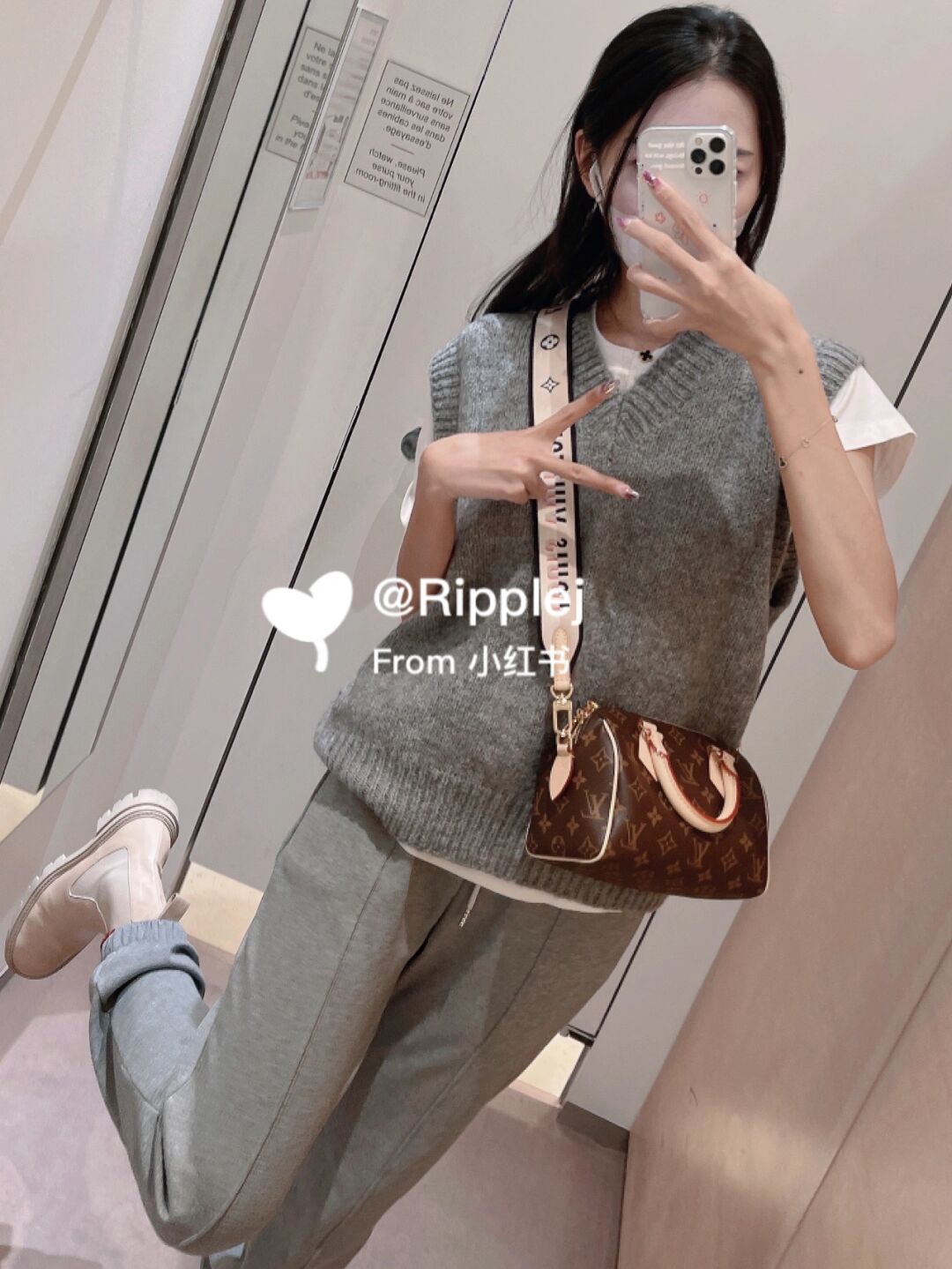 被称为“不敢发朋友圈系列”
专柜的断货王 一包难求系列！
休闲的穿着 搭配起小神器
实在太好看了！