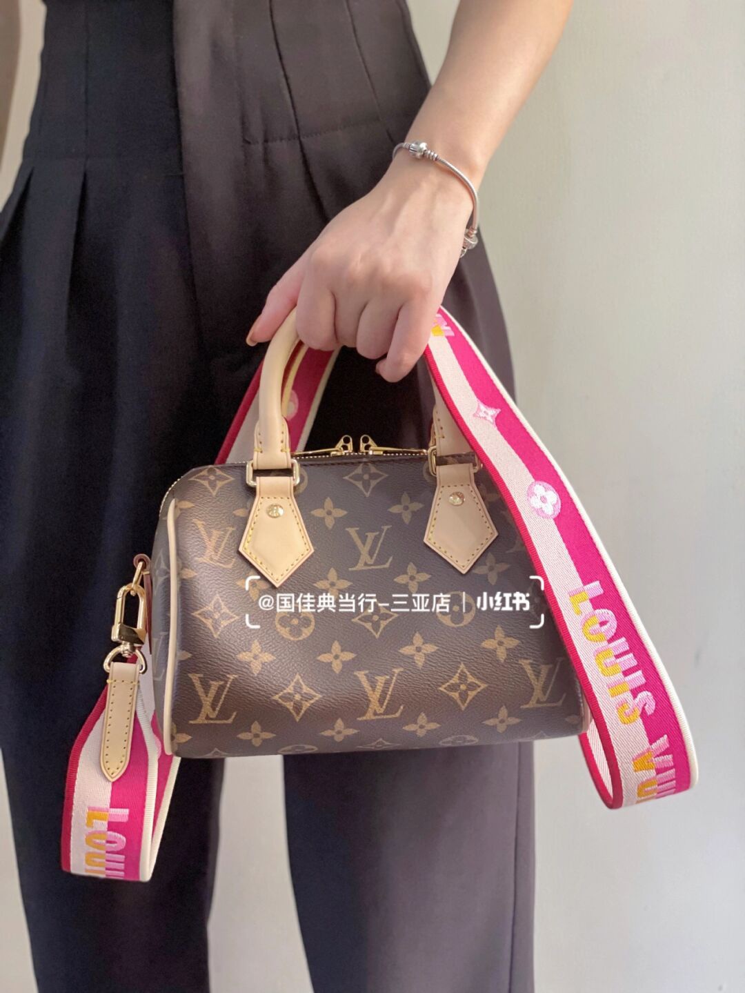 王炸款必入 𝐒𝐩𝐞𝐞𝐝𝐲 𝟐𝟎
超好看的搭配 新颖宽肩带设计，
更是越看越香！