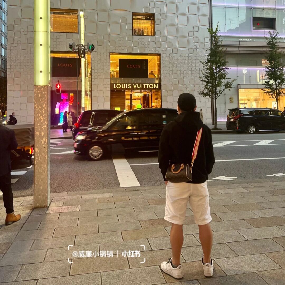 男生上身一点违和感都没有，
竟然莫名的帅！