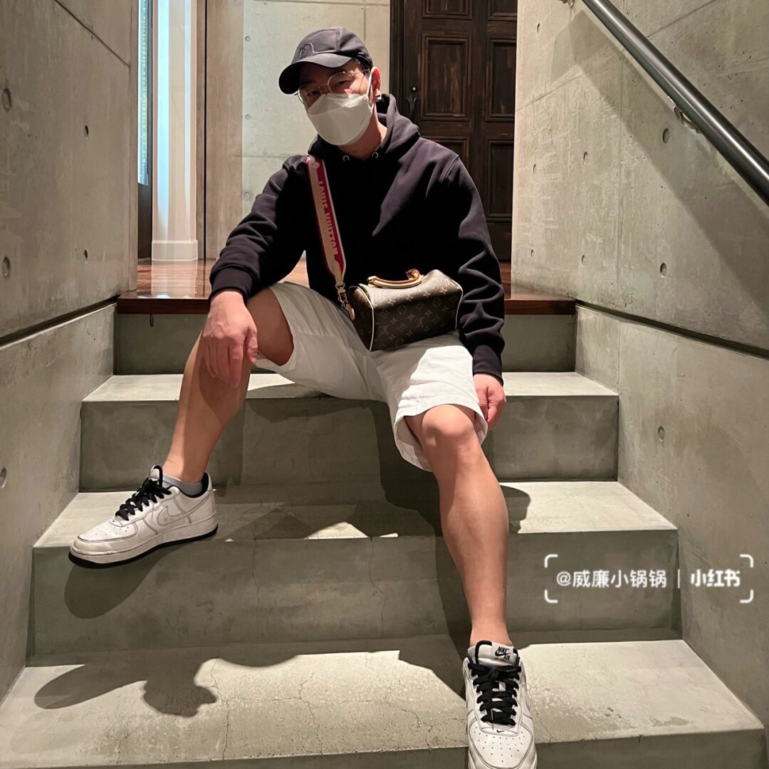 男生上身一点违和感都没有，
竟然莫名的帅！