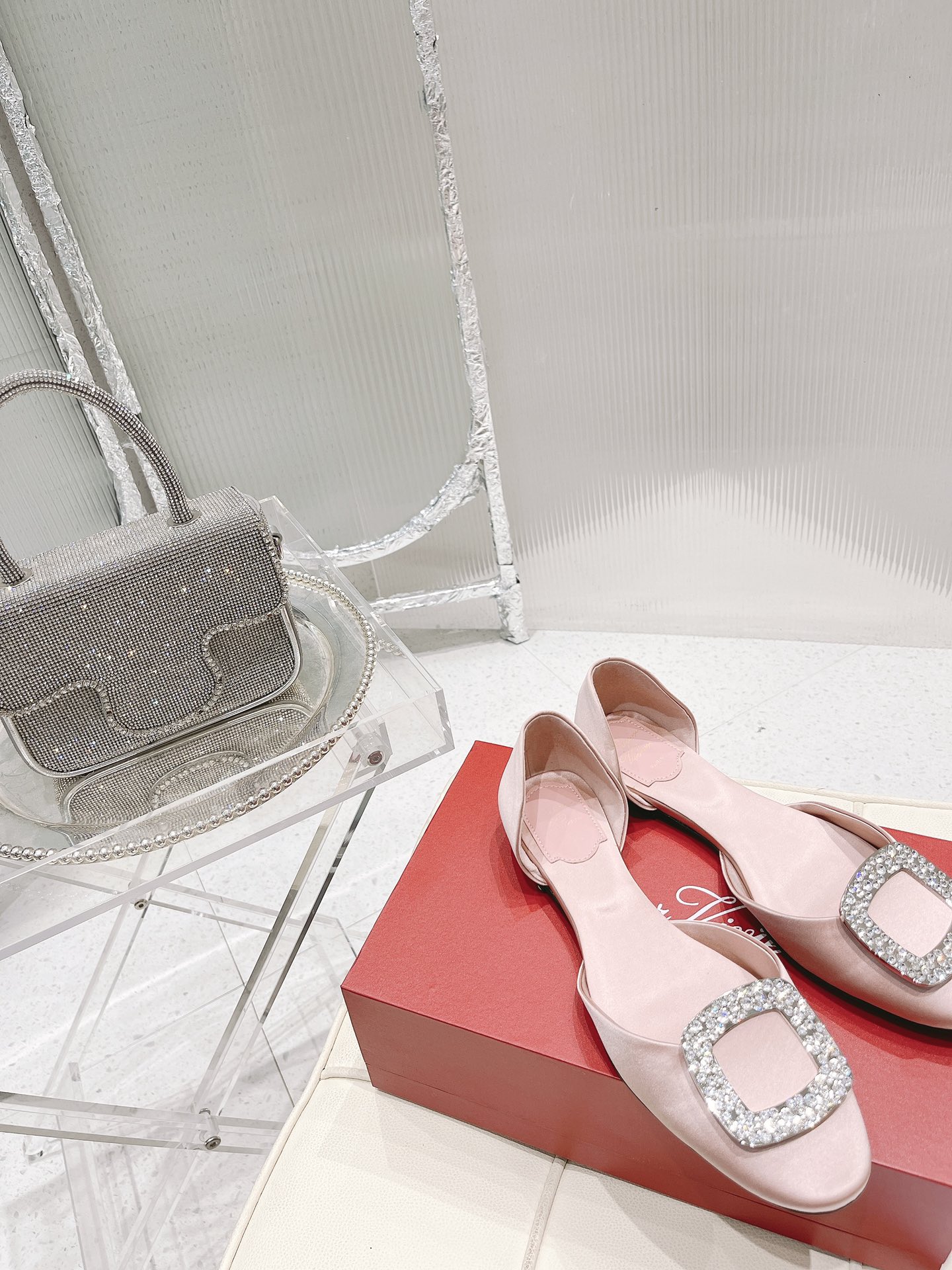 NO:679510,*chips rhinestone square buckle hollow flats. The density, texture and breathability of the silk fabric are very good. They are also suitable for summer and will not stuffy your feet!  The upper version also makes the feet slimmer and more delicate. The versatile RV spring and summer hollow silk satin flat shoes are one of the classic and durable styles. The colors are easy to match and fashionable!  Wearing it with a skirt or trousers is a perfect noble lady style, and it can be worn for many seasons!  Sole original genuine leather outsole Material: original customized silk fabric lining imported silk lining original hardware 11 customized Swarovski diamond buckle size 34-41 size 34/40/41 customized heel height 2cm, sandals, sandals, flats, skirts, real silk, silk fabric, Leather soles19860909*chips水钻方扣中空平底鞋 真丝布的密度质感和透气性都非常好, 夏天穿也很合适,不会闷脚！ 版型上脚也比较显脚瘦显脚秀气,百搭一脚蹬RV春夏中空真丝绸缎平底单鞋经典耐看款式之一 颜色好搭配又洋气！ 搭裙装or裤装都是妥妥的贵气名媛风, 而且还可以穿多个季节哦！ 鞋底原版真皮大底 材质:原版定制真丝面料 内里进口真丝内里 五金原版11定制施华洛钻扣 码数34-41码34/40/41定制 跟高2cm,凉鞋,sandals,flats,skirts,real silk,silk fabric,Leather soles,Women's Shoes