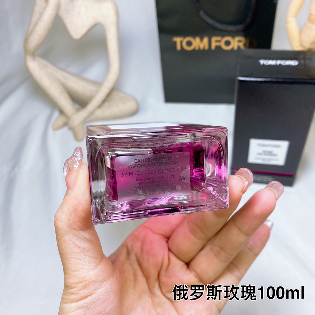 100ml  85包邮💰💰💰50ml  90包邮💰💰💰汤姆福特TF 2022新香水 皮革玫瑰ROSE DE RUSSIE 俄罗斯玫瑰100ml
前调：玫瑰
中调：白胡椒，木香
基调：皮革