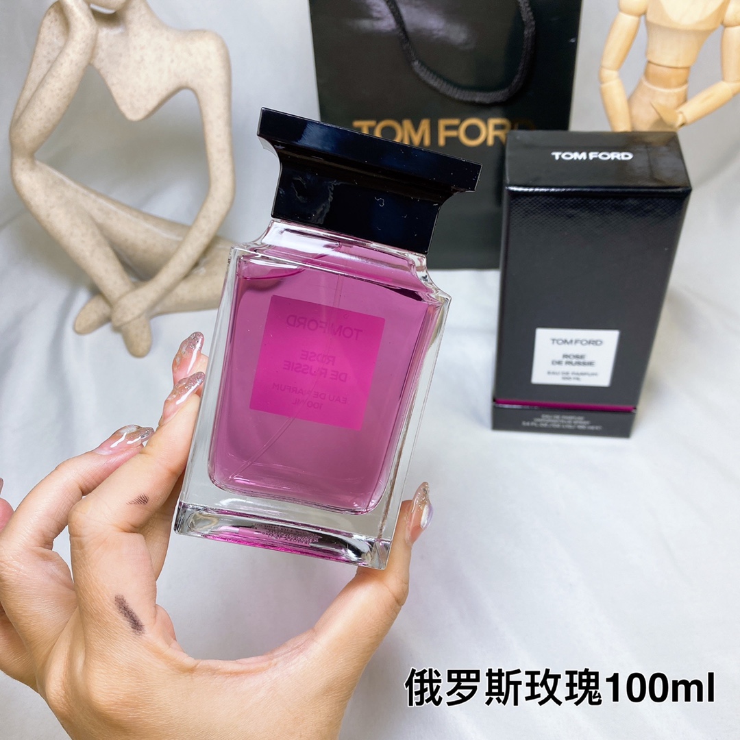 100ml  85包邮💰💰💰50ml  90包邮💰💰💰汤姆福特TF 2022新香水 皮革玫瑰ROSE DE RUSSIE 俄罗斯玫瑰100ml
前调：玫瑰
中调：白胡椒，木香
基调：皮革