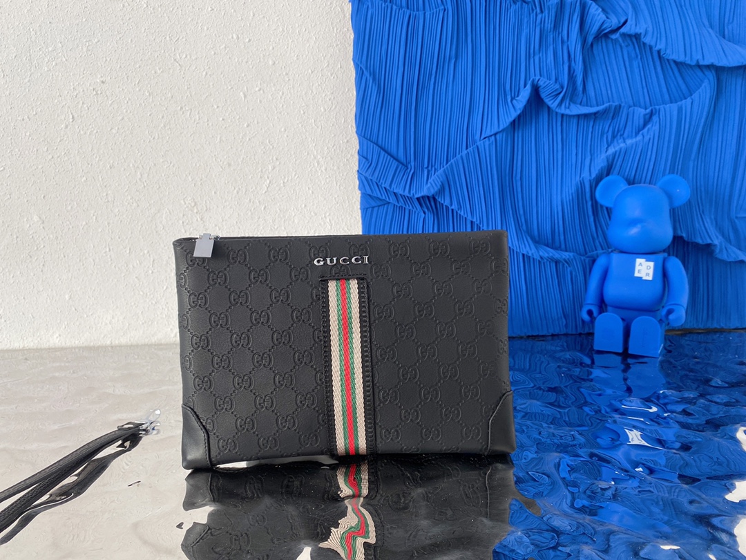 J5  Gucci 古奇   压花牛皮手拿包 男士信封包 夹包 采用精湛镶嵌细工，实物拍摄 原厂原版面料 配送小票 防尘布袋礼盒 18 x 27 cm。”},”watermark”:”