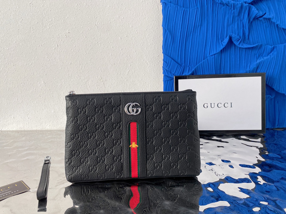 I5  Gucci 古奇   GG压花牛皮手拿包 男士信封包 夹包 采用精湛镶嵌细工，实物拍摄 原厂原版面料 配送小票 防尘布袋礼盒 18 x 27 cm。