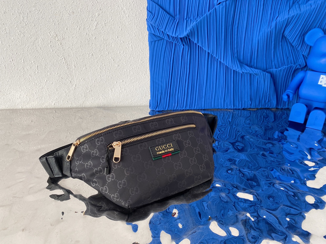 J0  Gucci 古奇   GG印花腰包 男士胸包 斜挎包 采用精湛镶嵌细工，实物拍摄 原厂原版面料 配送小票 防尘布袋礼盒 16 x 27 cm。