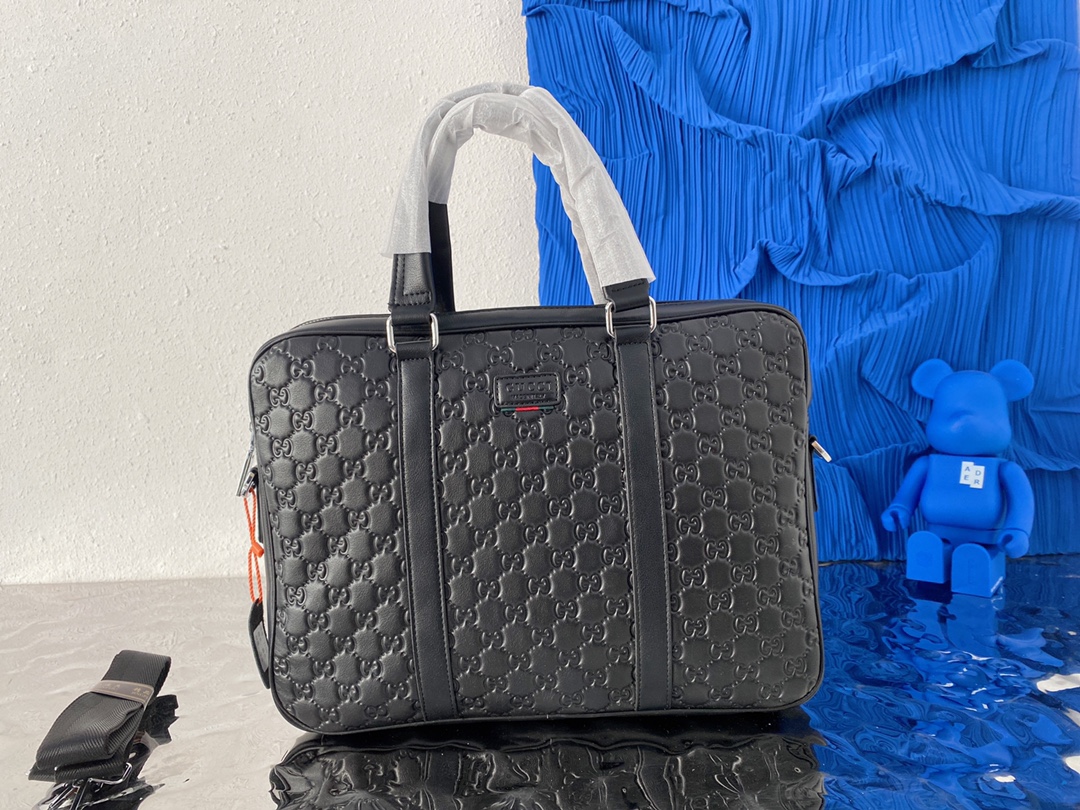 K5  Gucci 古奇   GG压花牛皮公文包 男士手提包 电脑包 采用精湛镶嵌细工，实物拍摄 原厂原版面料 配送小票 防尘布袋 28 x 39 cm。