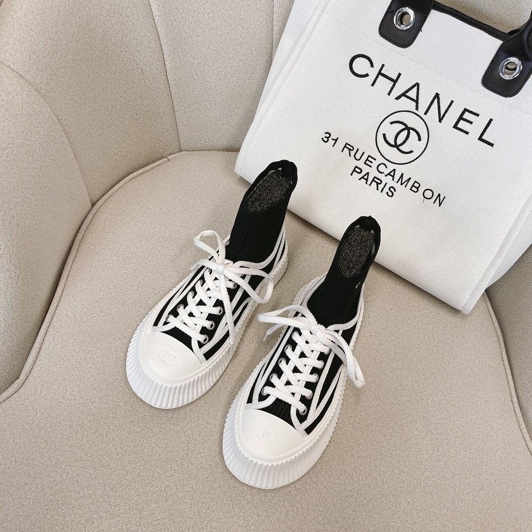 CHANEL キャンバススニーカー インフルエンサーや芸能人も大推し 脚痩せ・脚長効果 レトロで愛らしいシルエット キャンバス 水染め牛革