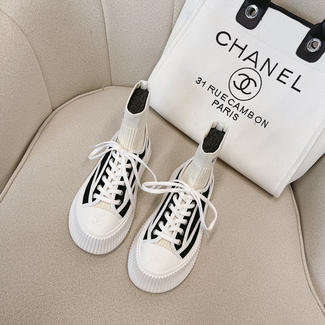 CHANEL キャンバスシューズ インフルエンサーや芸能人も大推し 脚痩せ・脚長効果 愛嬌のあるレトロなフォルム キャンバス 水染め牛革