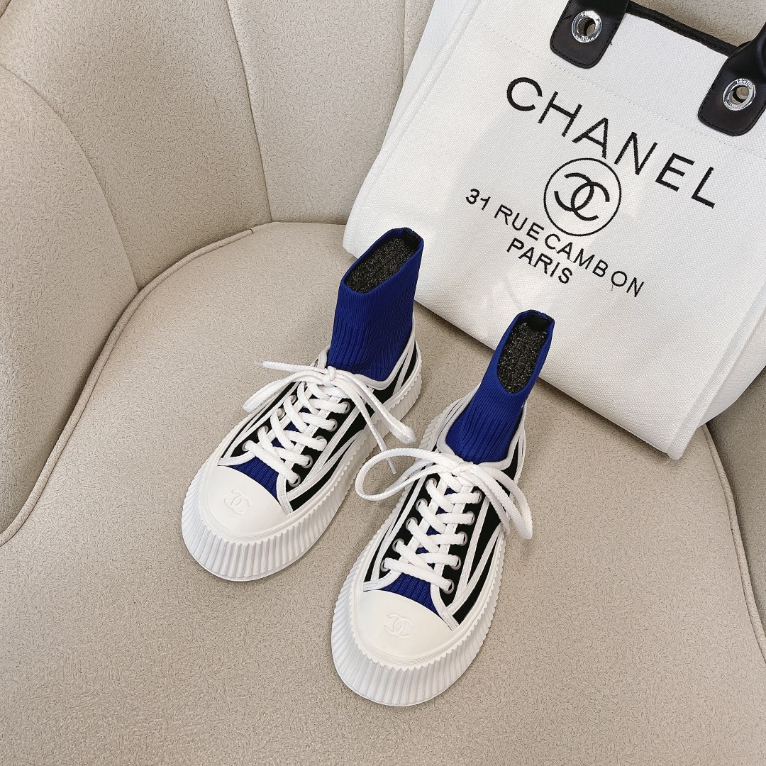 CHANEL キャンバスシューズ インフルエンサーやセレブも大推し 脚を細く長く見せる 愛らしいレトロなシルエット キャンバス 水染め牛革