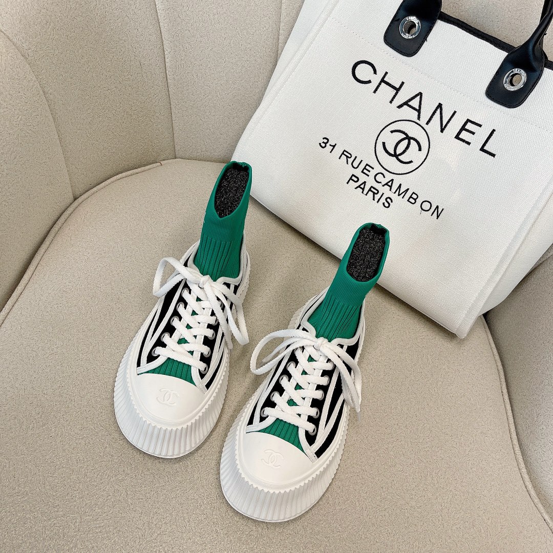 CHANEL キャンバススニーカー インフルエンサーや芸能人も大推し 足が細く長く見える 愛嬌のあるレトロなシルエット キャンバス 水染めカウレザー