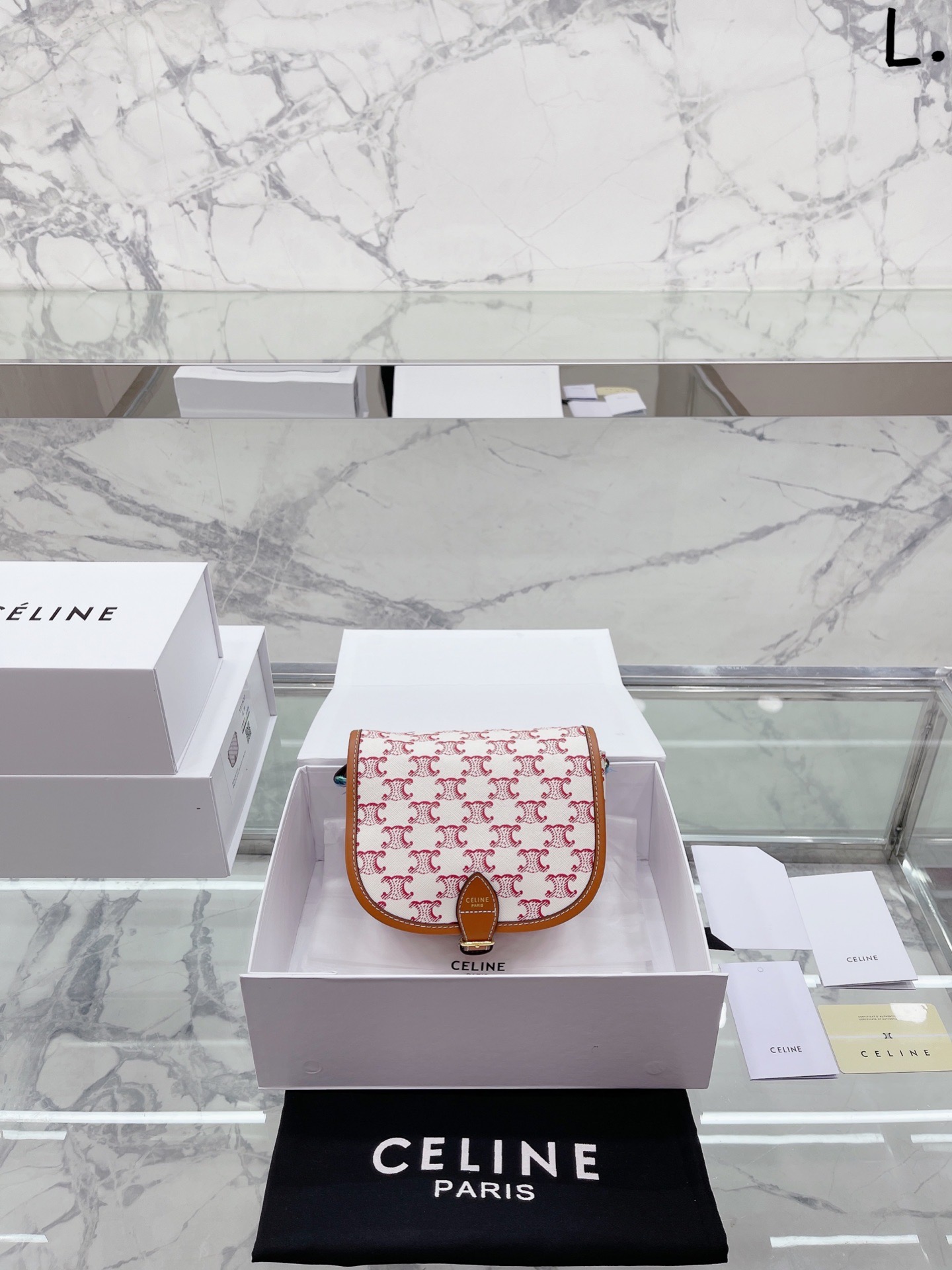 J5 原单  Celine 赛琳 [ 2022七夕限定款CABAS包最近出街率最高的就是这款七夕限定的CABAS包包 Celine 赛琳 的老花款真的香 这款–改往日经典款 颜色是真的好看!特别适合年轻人!设计师太有才了! 怎么做到设计的这么优雅又这么俏皮爱OOTD的点睛之笔 内存对于女孩子来说 装口红、卡包、圖、车钥匙, 塞下完全没问题~真的非常适合我! 每一款都很有女人味~ 充满了浪漫的法式风情 每个女人都可以如此优雅 16cm