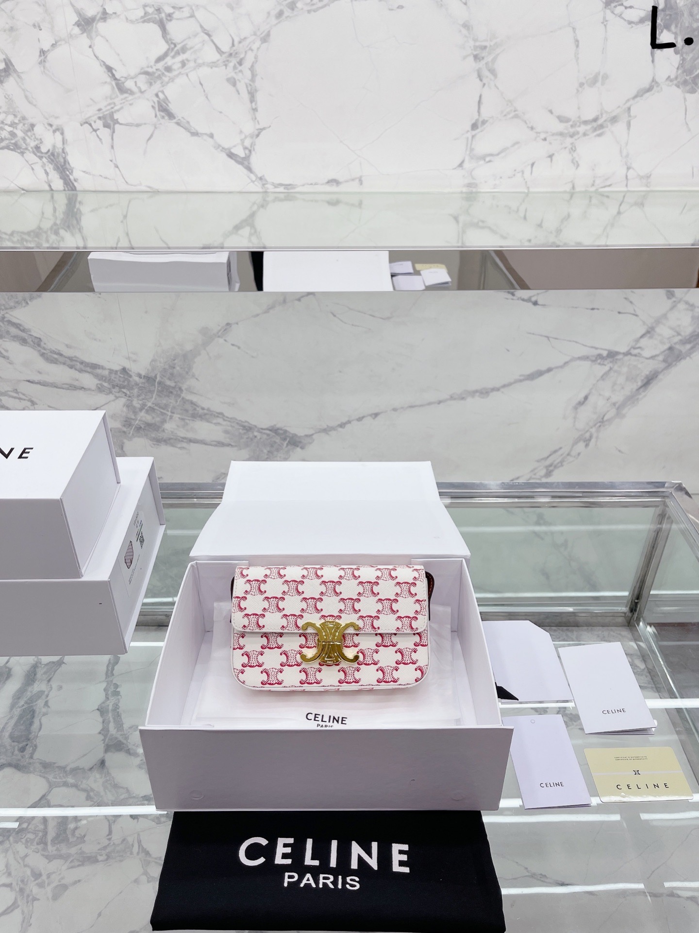 J5 原单  Celine 赛琳 [ 2022七夕限定款CABAS包最近出街率最高的就是这款七夕限定的CABAS包包 Celine 赛琳 的老花款真的香 这款–改往日经典款 颜色是真的好看!特别适合年轻人!设计师太有才了! 怎么做到设计的这么优雅又这么俏皮爱OOTD的点睛之笔 内存对于女孩子来说 装口红、卡包、圖、车钥匙, 塞下完全没问题~真的非常适合我! 每一款都很有女人味~ 充满了浪漫的法式风情 每个女人都可以如此优雅尺寸 20 13cm