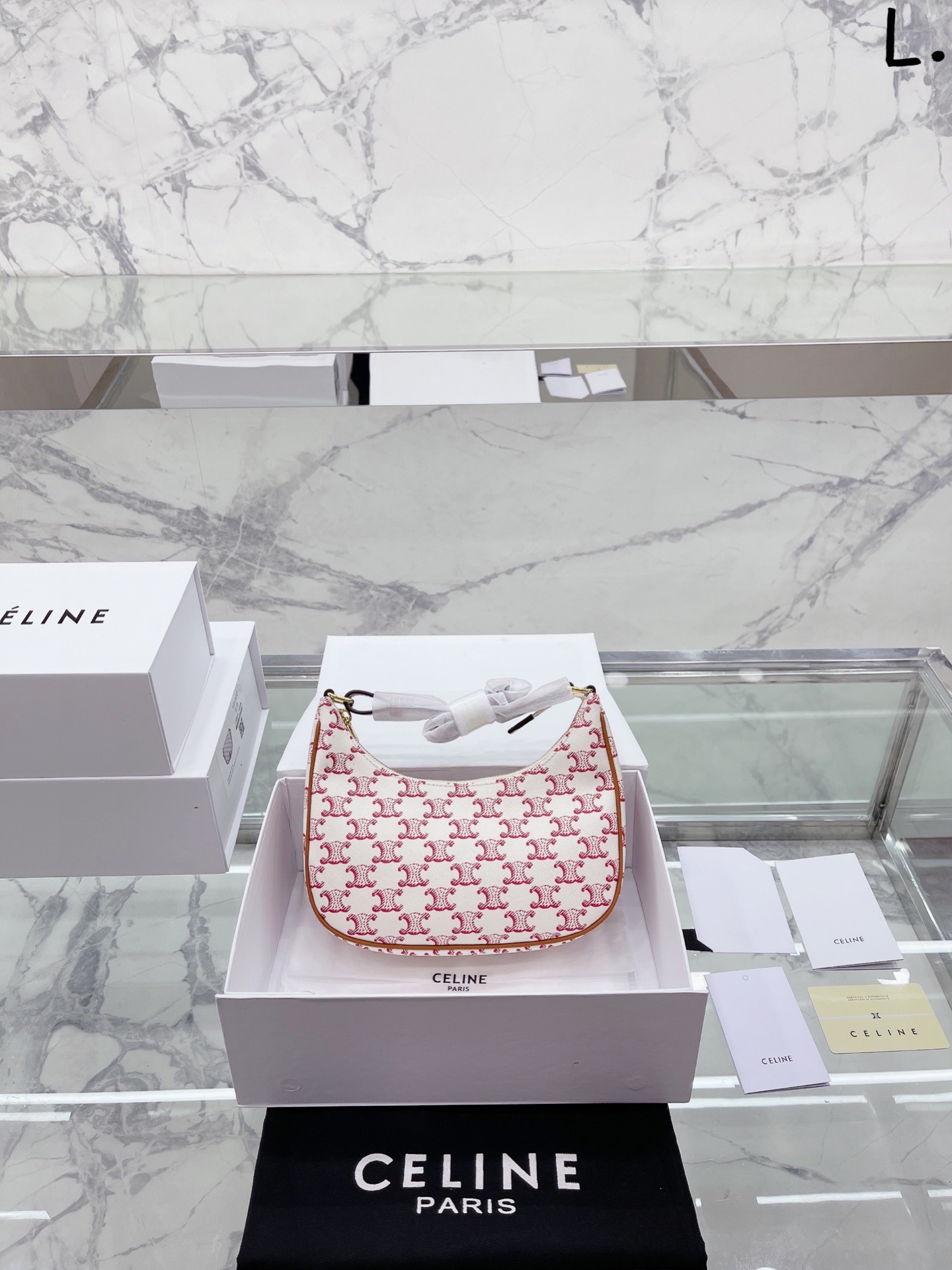 J5 原单  Celine 赛琳 [ 2022七夕限定款CABAS包最近出街率最高的就是这款七夕限定的CABAS包包 Celine 赛琳 的老花款真的香 这款–改往日经典款 颜色是真的好看!特别适合年轻人!设计师太有才了! 怎么做到设计的这么优雅又这么俏皮爱OOTD的点睛之笔 内存对于女孩子来说 装口红、卡包、圖、车钥匙, 塞下完全没问题~真的非常适合我! 每一款都很有女人味~ 充满了浪漫的法式风情 每个女人都可以如此优雅